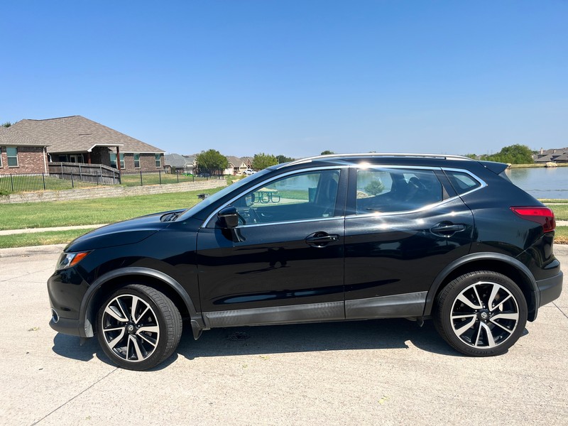Nissan Rogue Sport Vehicle Full-screen Gallery Image 02