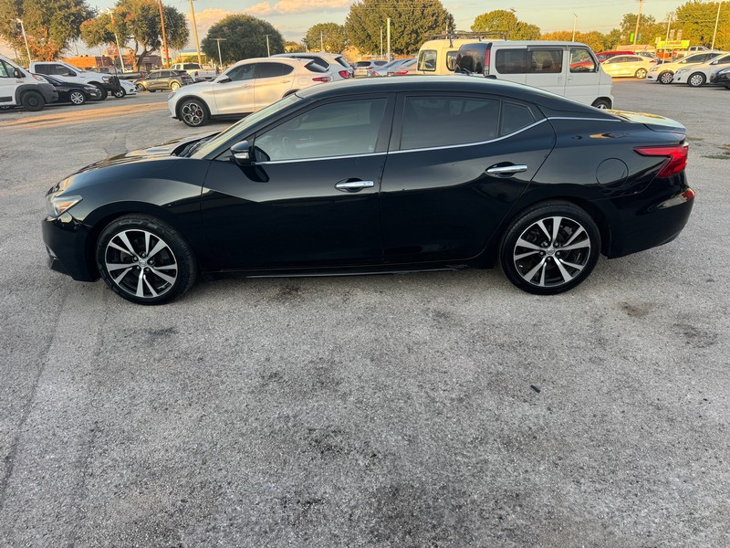 Nissan Maxima Vehicle Full-screen Gallery Image 03