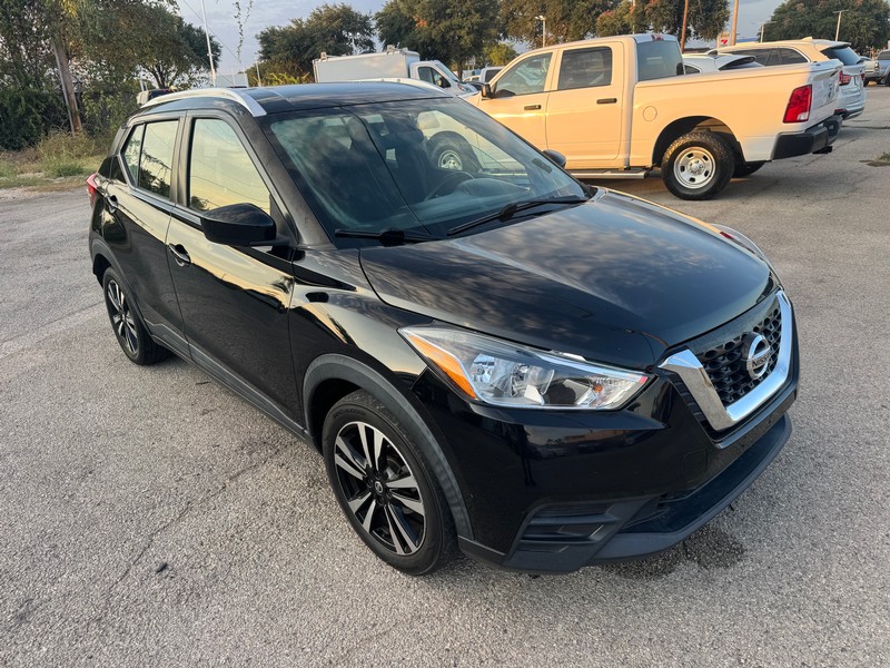 Nissan Kicks Vehicle Full-screen Gallery Image 02