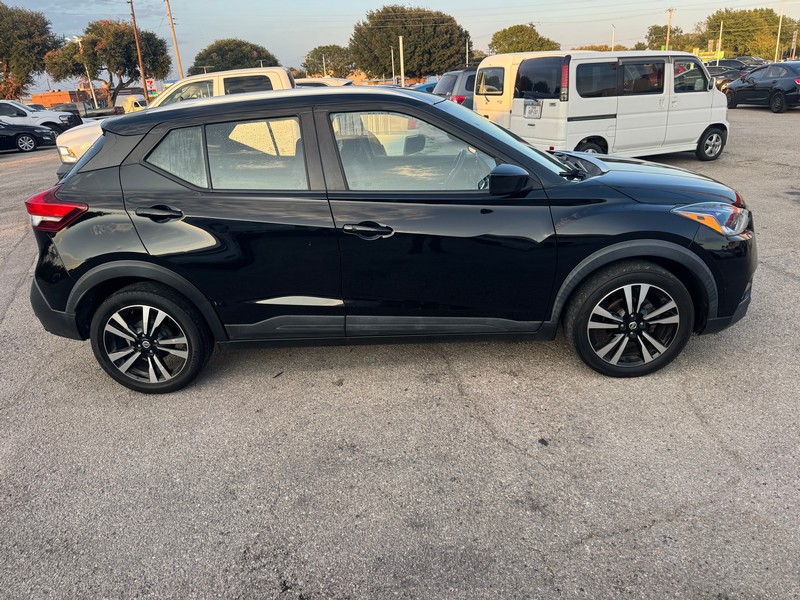 Nissan Kicks Vehicle Full-screen Gallery Image 03