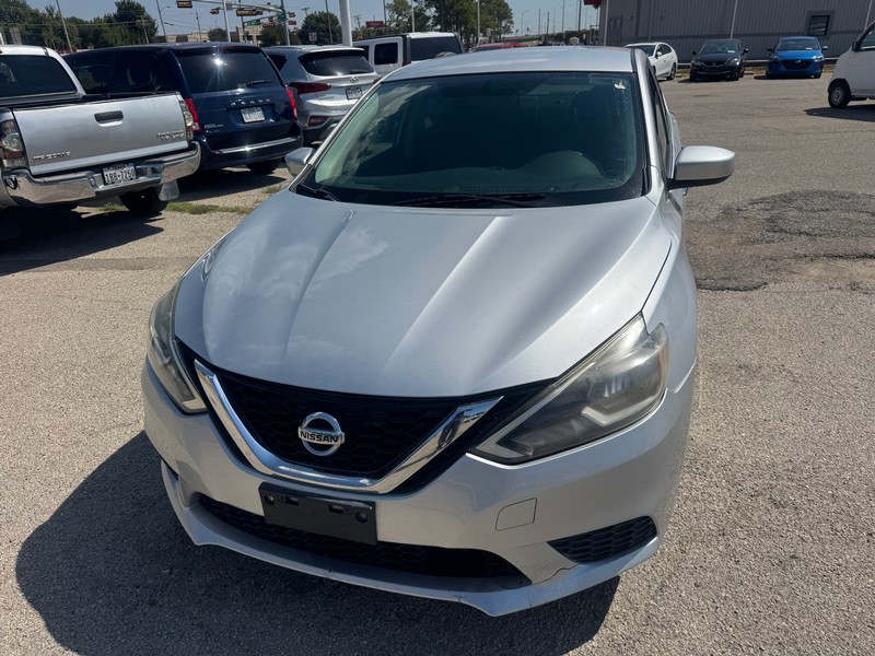 Nissan Sentra Vehicle Full-screen Gallery Image 01