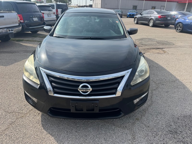 Nissan Altima Vehicle Full-screen Gallery Image 01