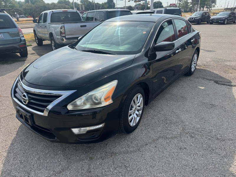 Nissan Altima Vehicle Full-screen Gallery Image 02