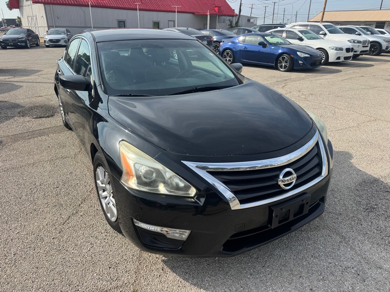 Nissan Altima Vehicle Full-screen Gallery Image 03