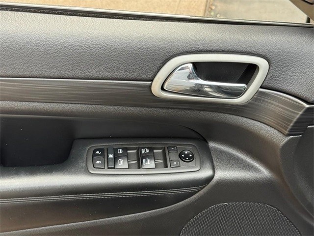 Jeep Grand Cherokee Vehicle Full-screen Gallery Image 16