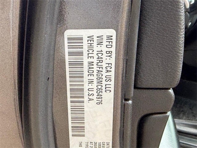 Jeep Grand Cherokee Vehicle Full-screen Gallery Image 24