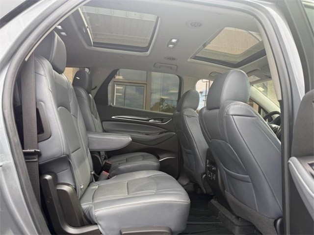 Buick Enclave Vehicle Full-screen Gallery Image 11