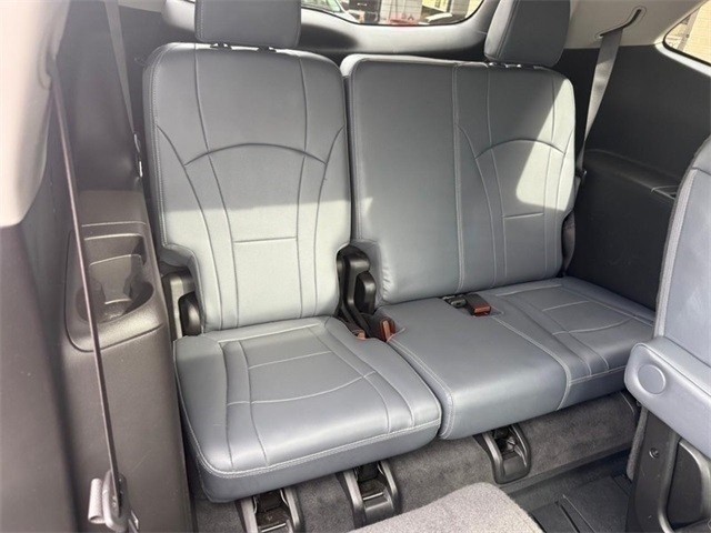 Buick Enclave Vehicle Full-screen Gallery Image 12