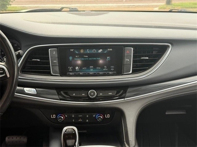 Buick Enclave Vehicle Full-screen Gallery Image 15