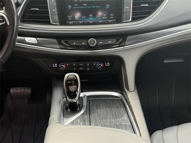 Buick Enclave Vehicle Full-screen Gallery Image 16