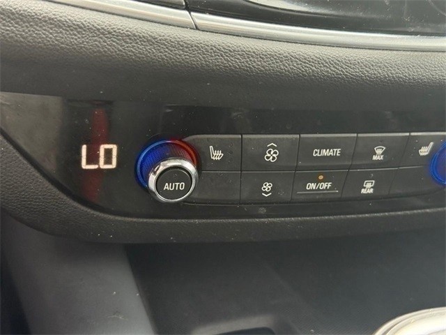 Buick Enclave Vehicle Full-screen Gallery Image 23