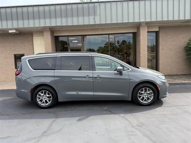 Chrysler Pacifica Vehicle Full-screen Gallery Image 2
