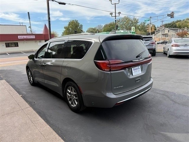 Chrysler Pacifica Vehicle Full-screen Gallery Image 4