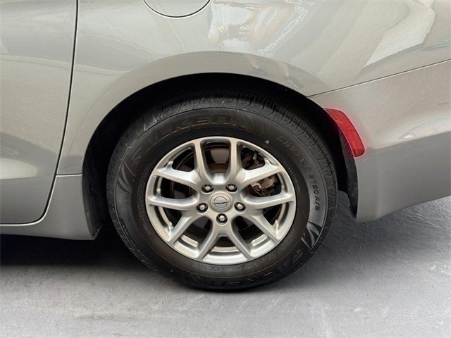 Chrysler Pacifica Vehicle Full-screen Gallery Image 5