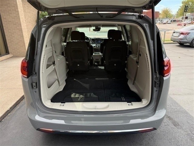 Chrysler Pacifica Vehicle Full-screen Gallery Image 6