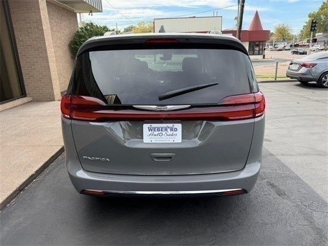 Chrysler Pacifica Vehicle Full-screen Gallery Image 7