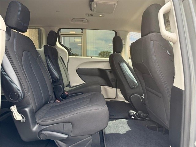 Chrysler Pacifica Vehicle Full-screen Gallery Image 10