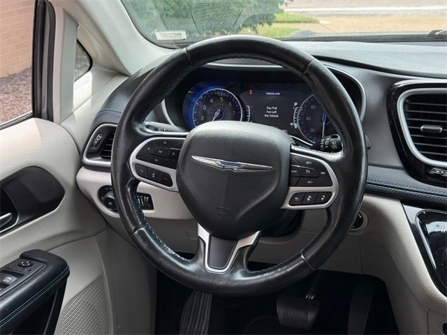 Chrysler Pacifica Vehicle Full-screen Gallery Image 12