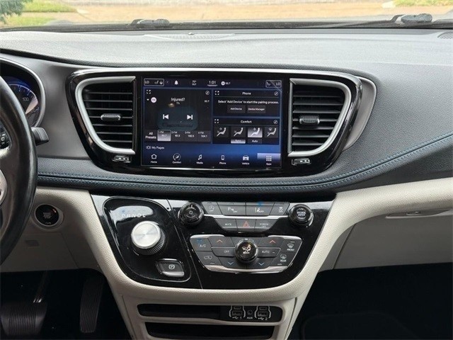 Chrysler Pacifica Vehicle Full-screen Gallery Image 13