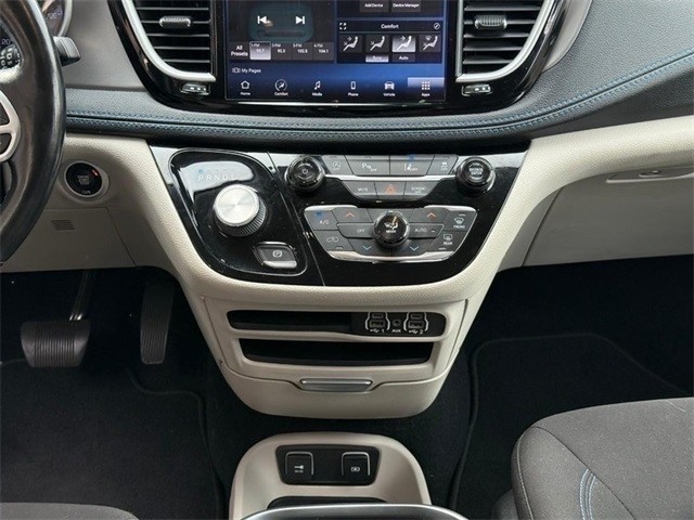 Chrysler Pacifica Vehicle Full-screen Gallery Image 14