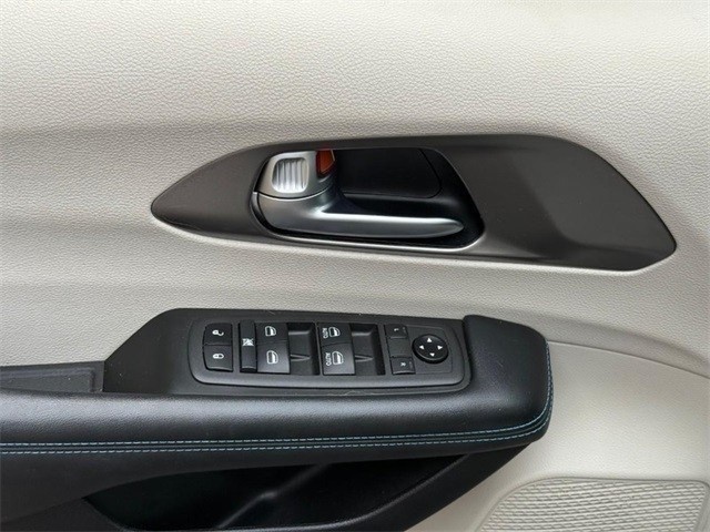 Chrysler Pacifica Vehicle Full-screen Gallery Image 15