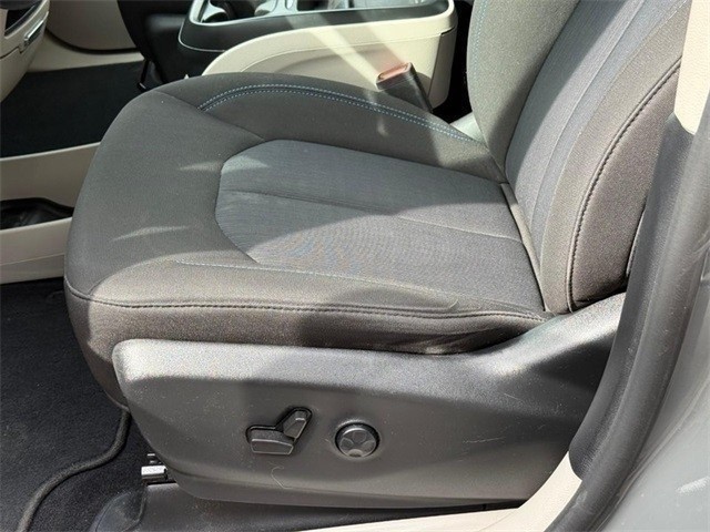 Chrysler Pacifica Vehicle Full-screen Gallery Image 16