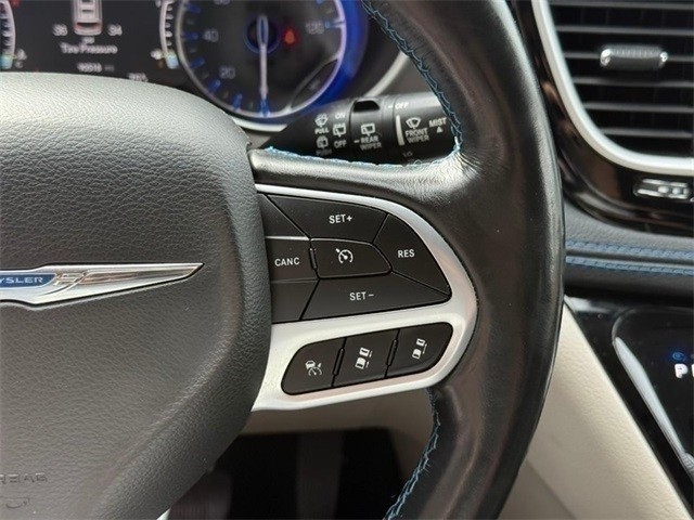 Chrysler Pacifica Vehicle Full-screen Gallery Image 18