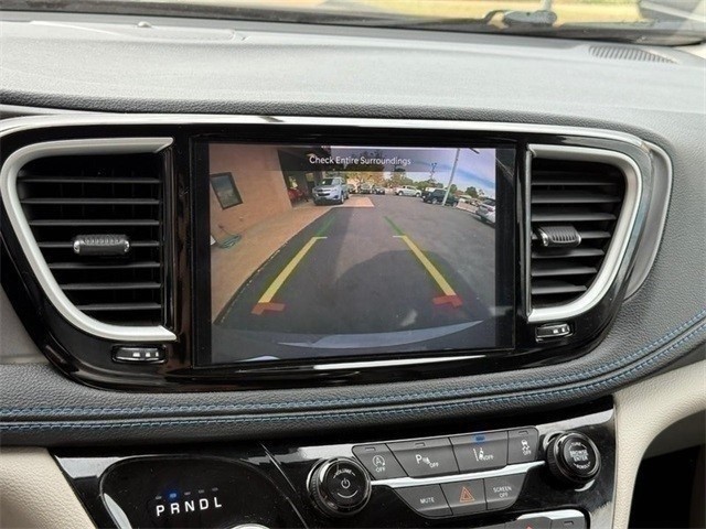 Chrysler Pacifica Vehicle Full-screen Gallery Image 20