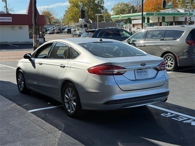 Ford Fusion Vehicle Full-screen Gallery Image 4