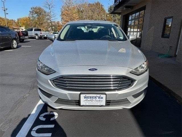 Ford Fusion Vehicle Full-screen Gallery Image 9