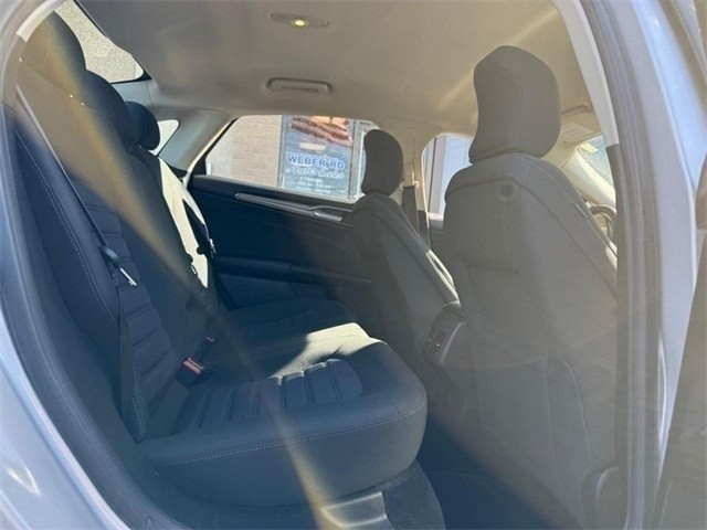 Ford Fusion Vehicle Full-screen Gallery Image 10