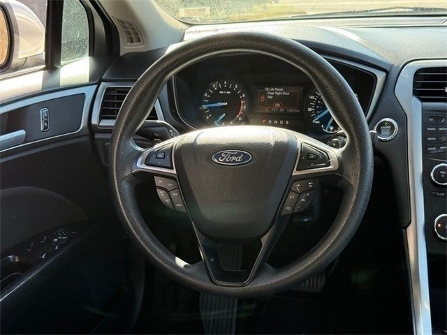 Ford Fusion Vehicle Full-screen Gallery Image 12