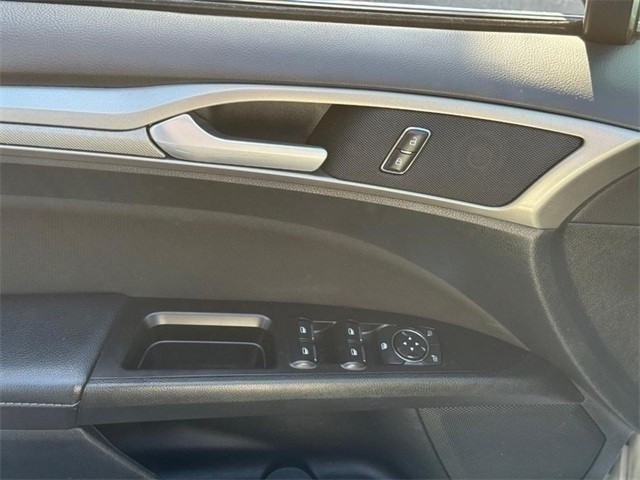 Ford Fusion Vehicle Full-screen Gallery Image 15