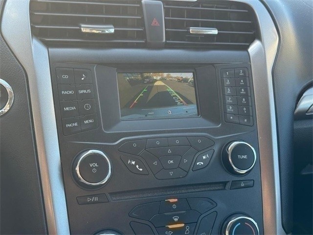 Ford Fusion Vehicle Full-screen Gallery Image 21