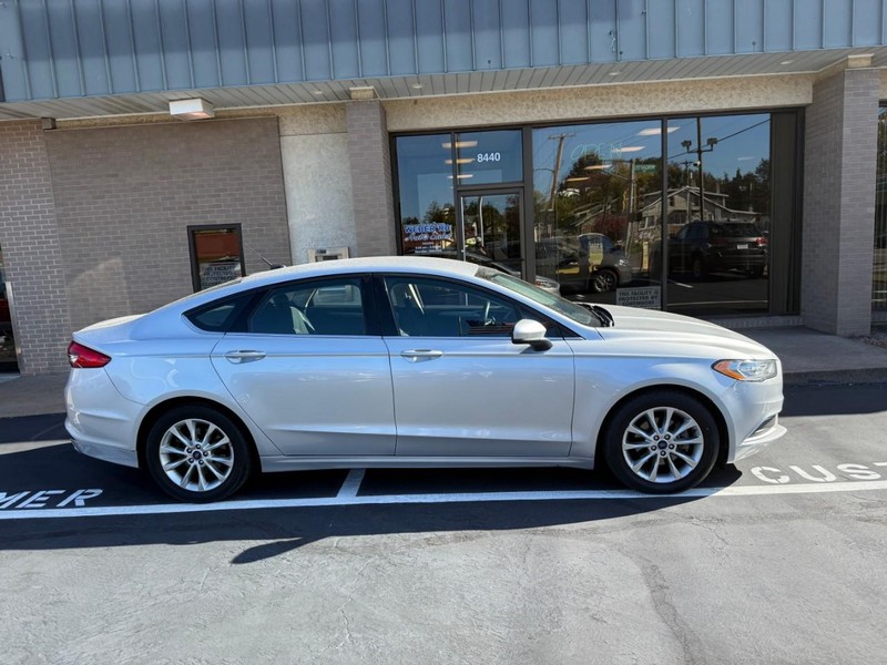 Ford Fusion Vehicle Full-screen Gallery Image 2