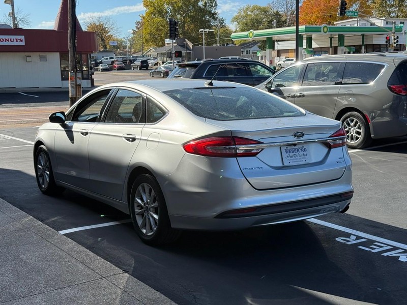 Ford Fusion Vehicle Full-screen Gallery Image 4