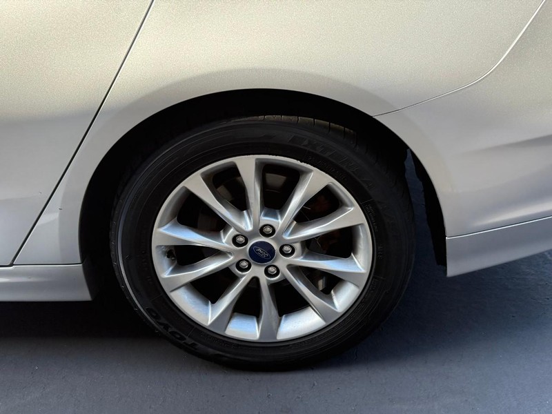 Ford Fusion Vehicle Full-screen Gallery Image 5