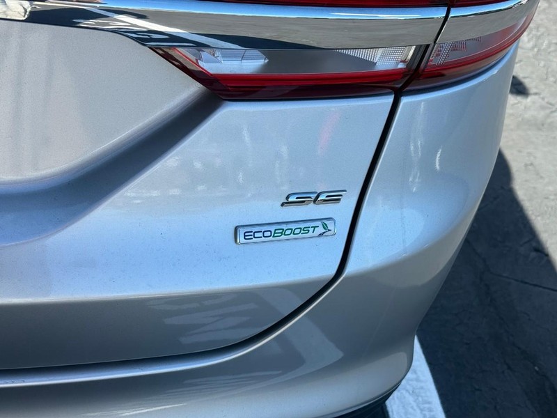 Ford Fusion Vehicle Full-screen Gallery Image 6