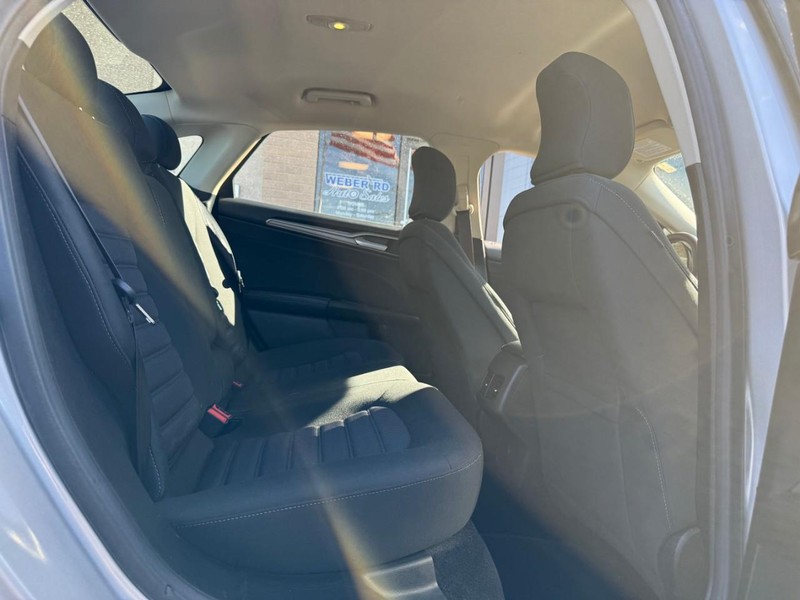 Ford Fusion Vehicle Full-screen Gallery Image 10