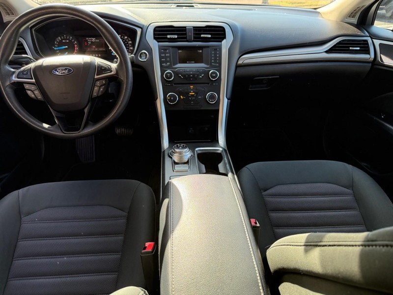 Ford Fusion Vehicle Full-screen Gallery Image 11