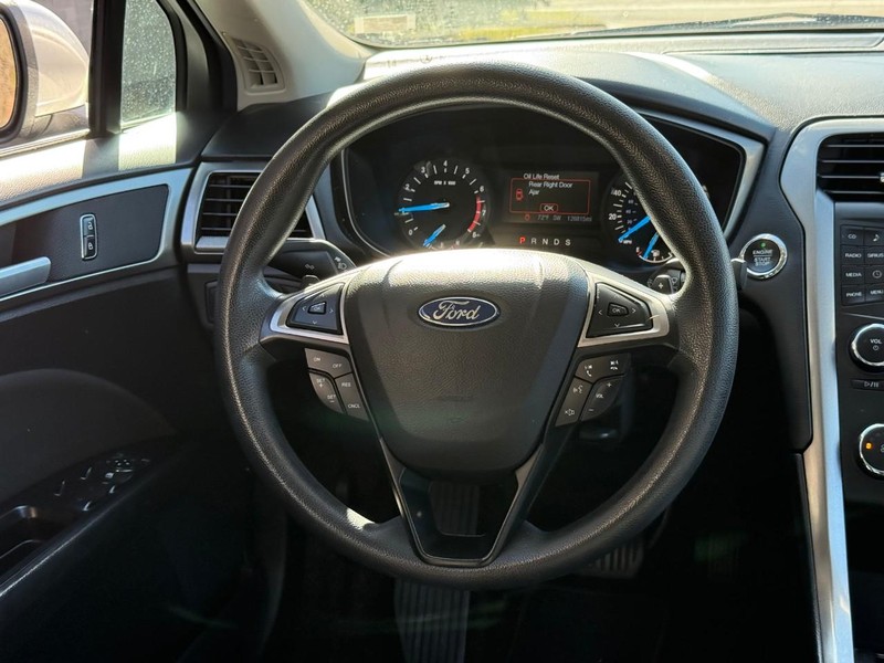 Ford Fusion Vehicle Full-screen Gallery Image 12