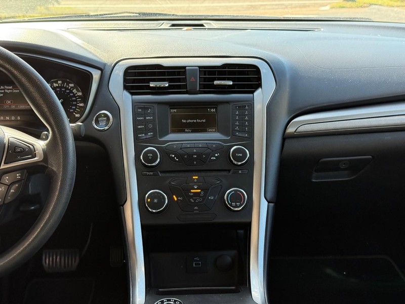 Ford Fusion Vehicle Full-screen Gallery Image 13