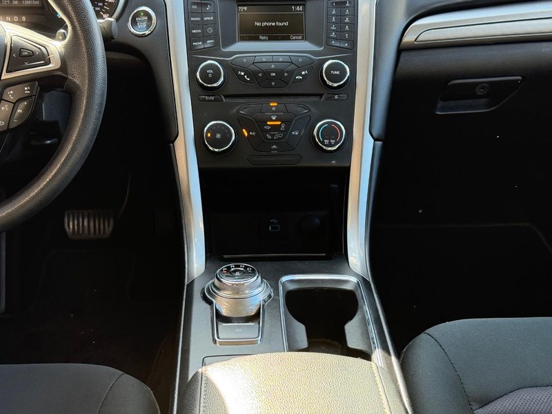 Ford Fusion Vehicle Full-screen Gallery Image 14