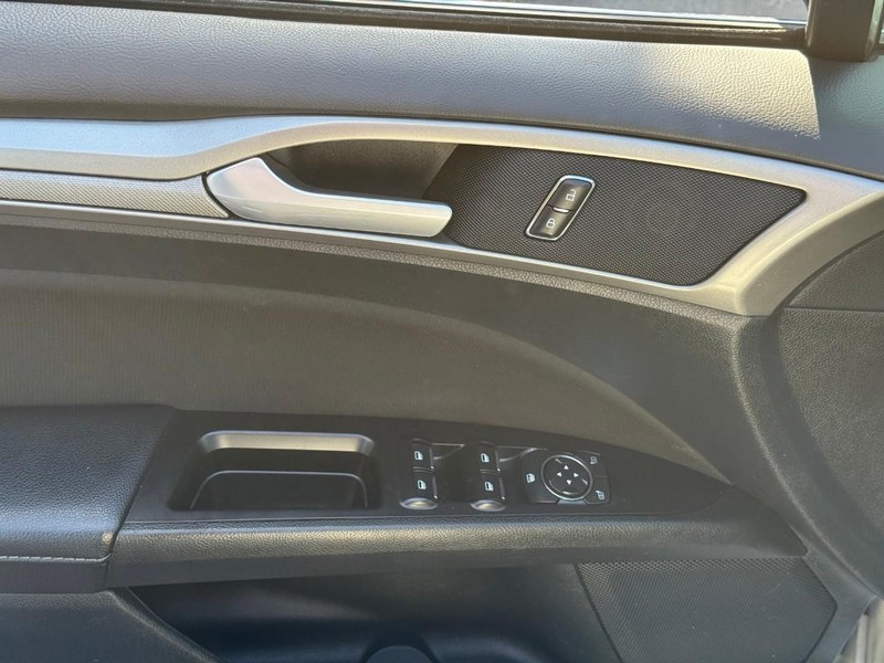 Ford Fusion Vehicle Full-screen Gallery Image 15