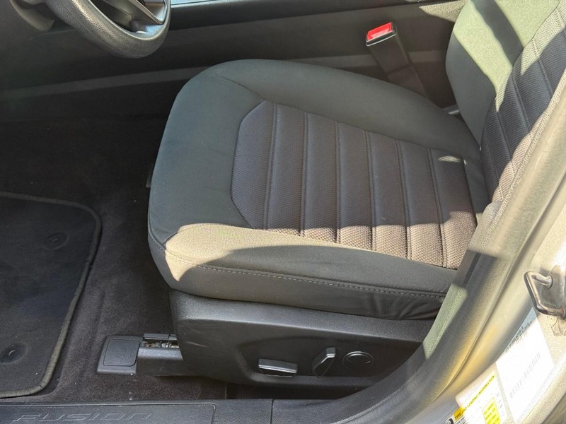 Ford Fusion Vehicle Full-screen Gallery Image 17