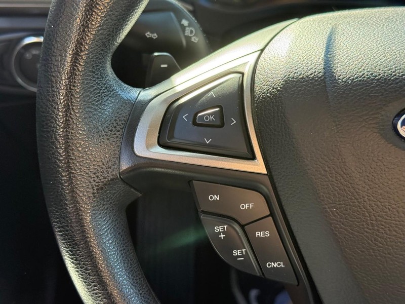 Ford Fusion Vehicle Full-screen Gallery Image 18