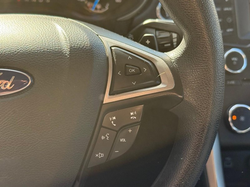 Ford Fusion Vehicle Full-screen Gallery Image 19