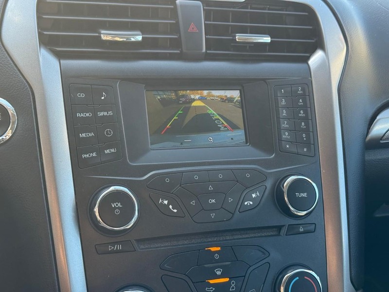 Ford Fusion Vehicle Full-screen Gallery Image 21