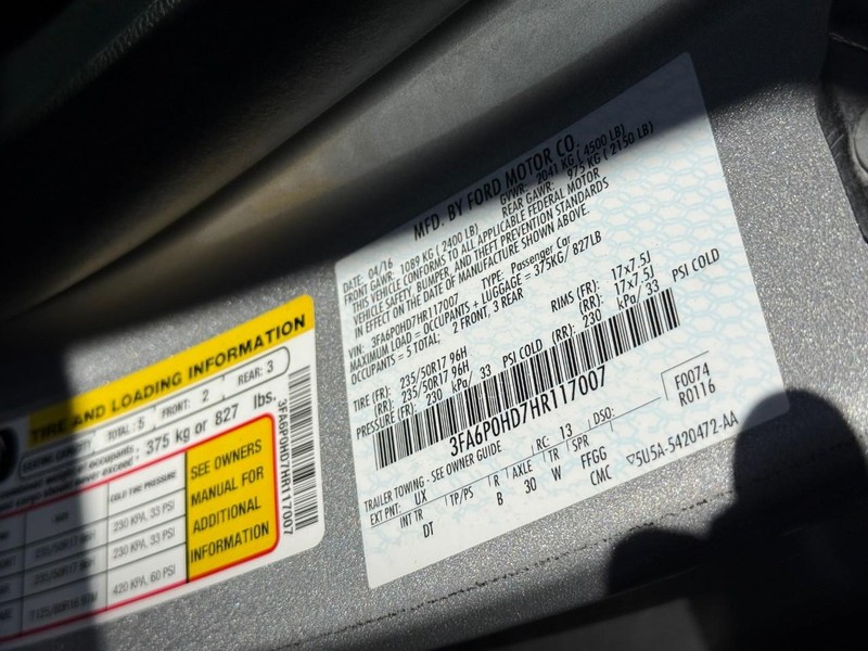 Ford Fusion Vehicle Full-screen Gallery Image 22