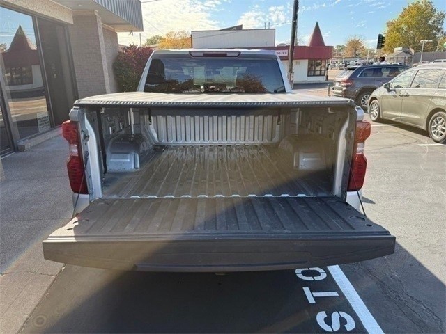 Chevrolet Silverado 1500 Vehicle Full-screen Gallery Image 6